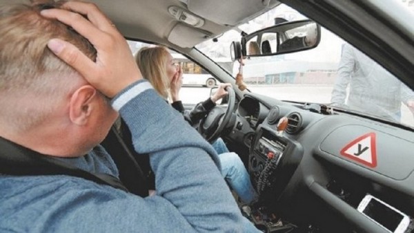 Несколько часов практики и отсутствие теории: как сдают на права в разных странах